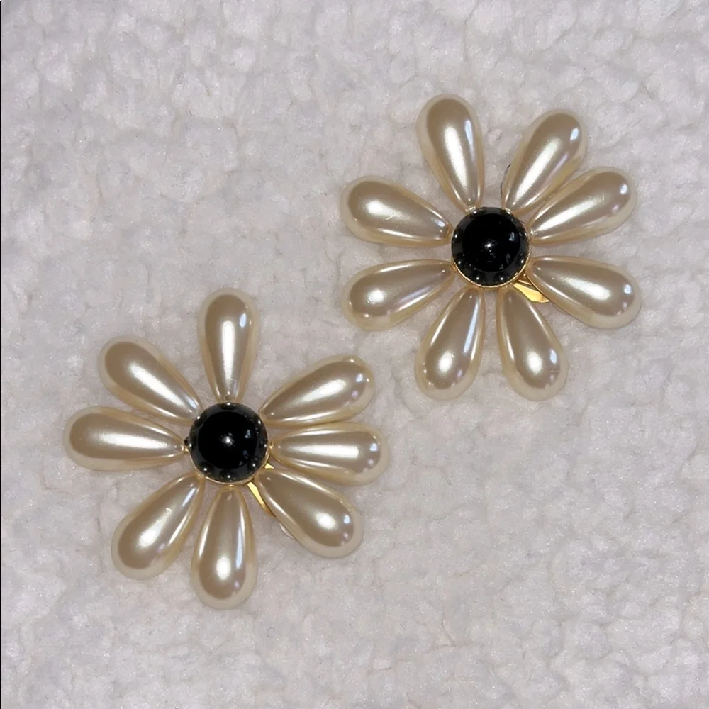 Elegant Pearl Flower Clip Earrings - Picture 1 of 4